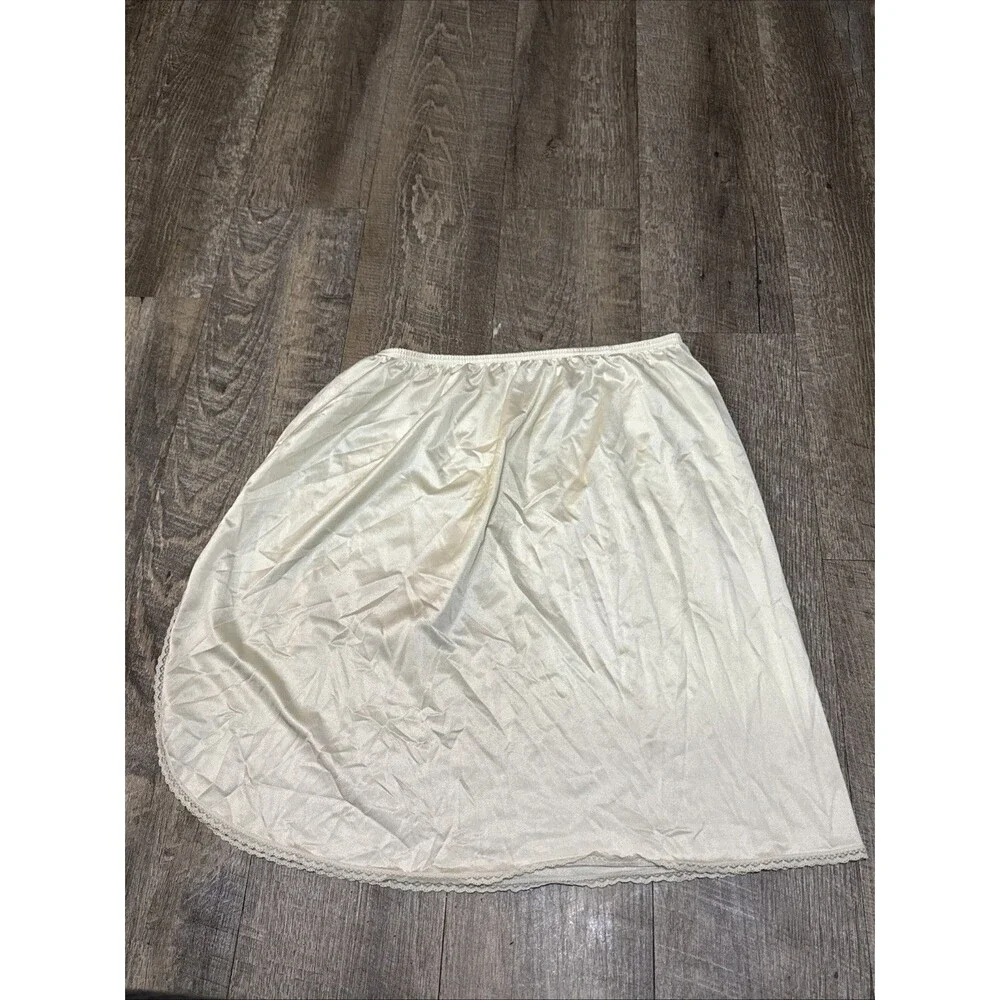 Vintage 1970s Cabernet Ivory Tricot Nylon Half Slip Curved Lace Hem Size
